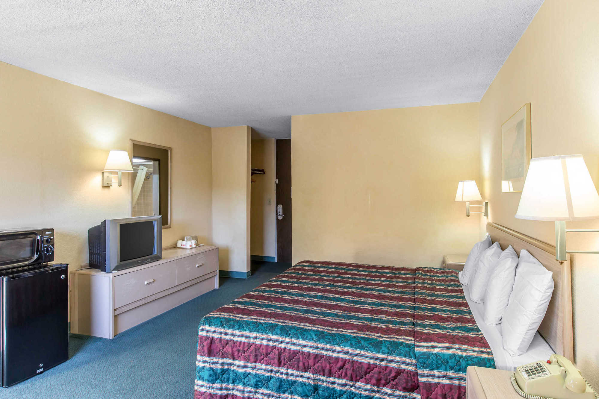 Travelodge By Wyndham Forsyth Bilik gambar