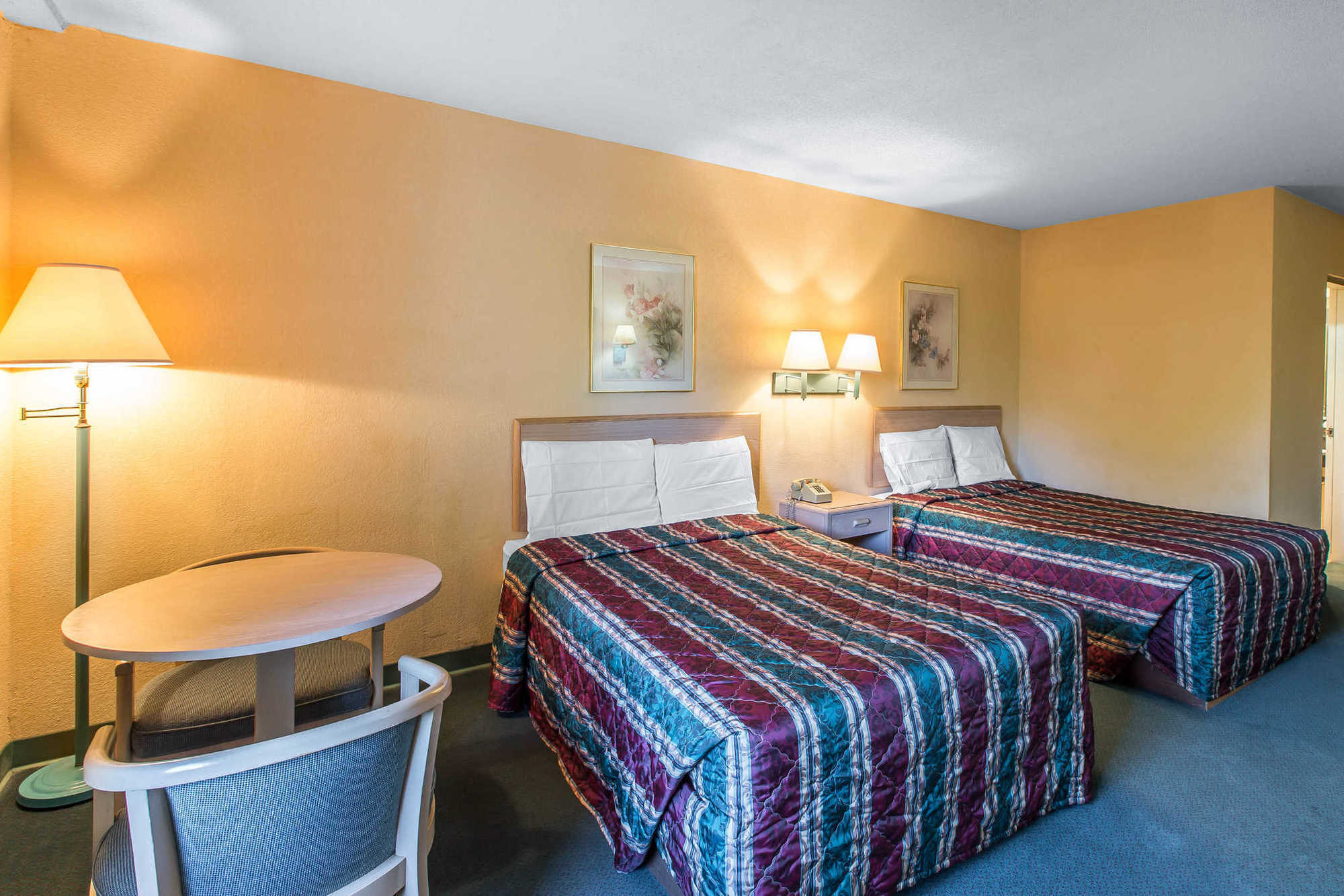 Travelodge By Wyndham Forsyth Bilik gambar